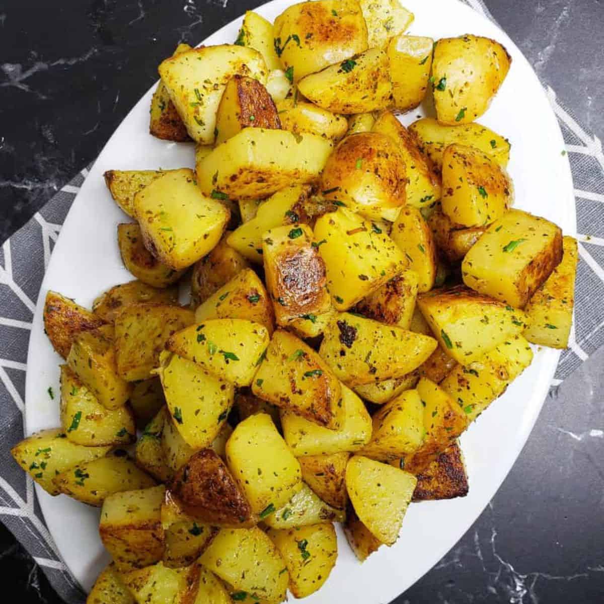 Crispy Garlic Roasted Potatoes - Cooking With Claudy