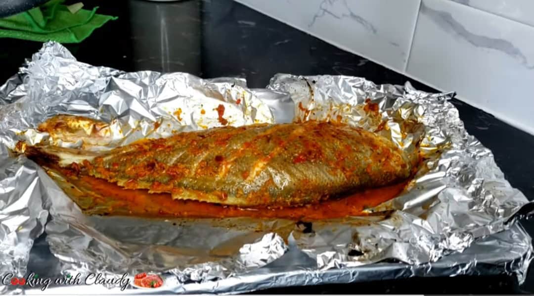 grilled fish in foil with sauce