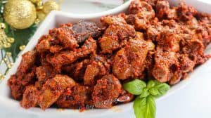 Peppered Gizzard in a curved, white dish.