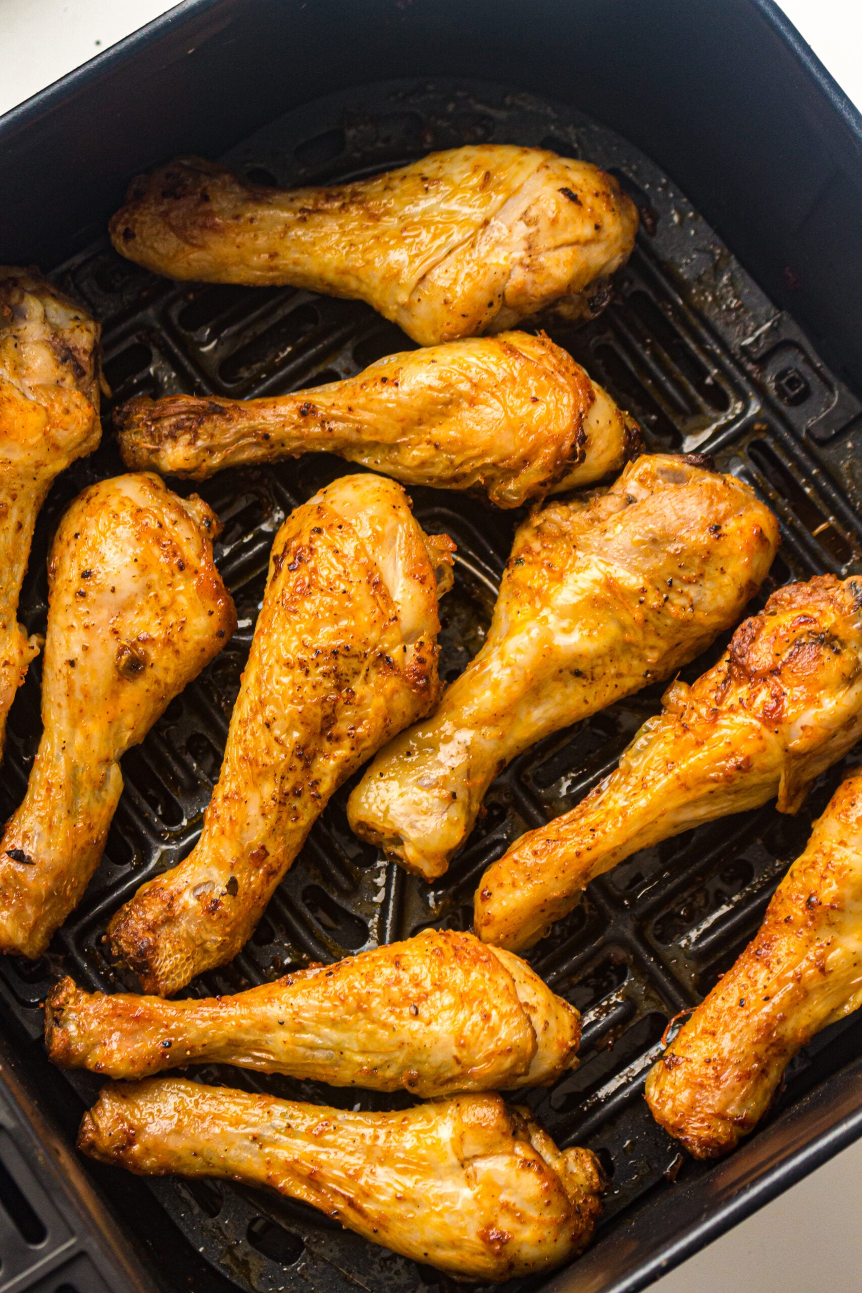 air fryer chicken drumsticks on the air fryer tray